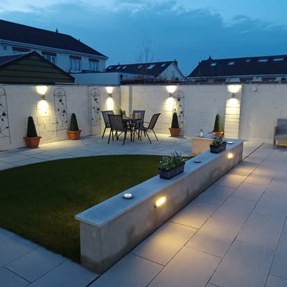 Retaining wall with patio lighting